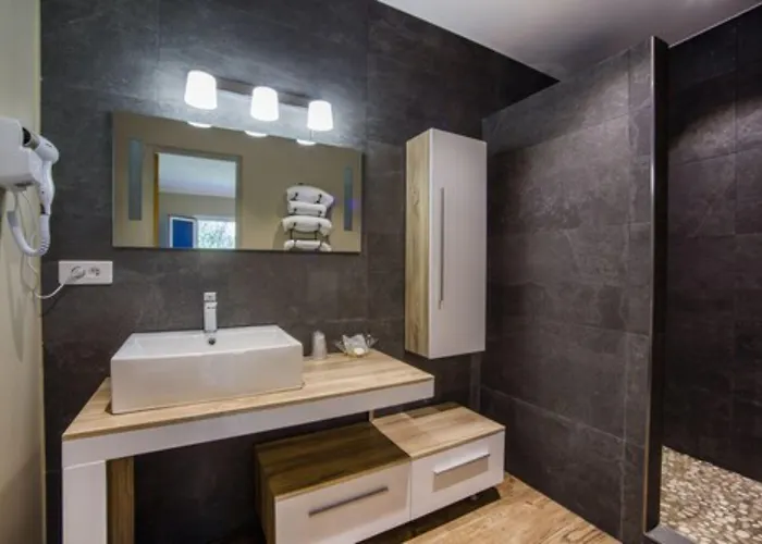 Du Pont De L'oso מלון לצ'י